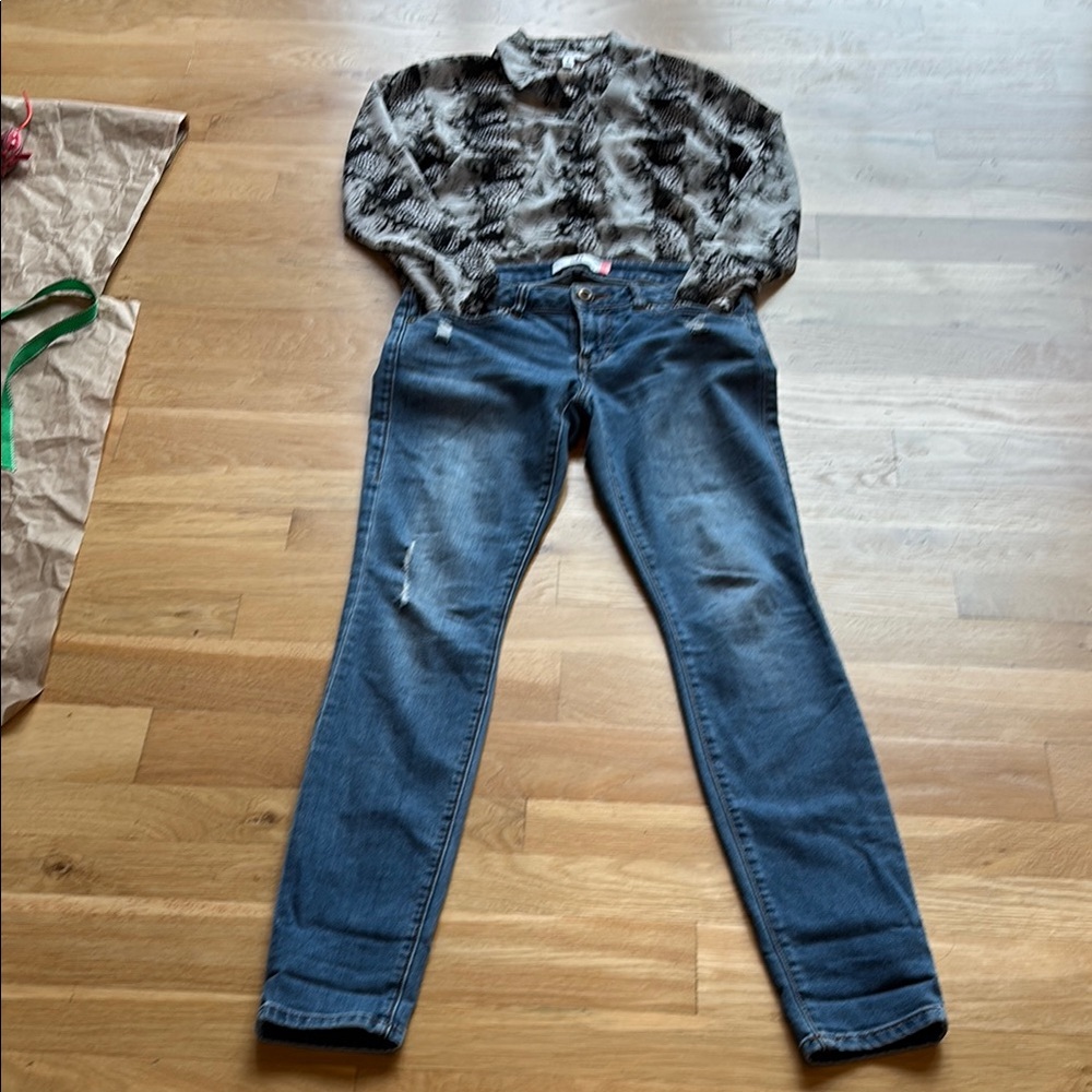 CAbi 5087 Distressed Denim Skinny Jeans Size 2 w/stretch